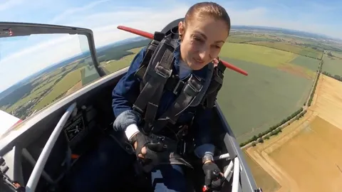 ระทึก นักบินหญิงเฉียดตาย หลังคาเครื่องบินเด้งเปิดกลางอากาศ (คลิป)