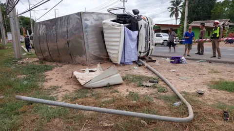 รถส่งน้ำแข็งคว่ำ ฟาดเสาไฟ คนขับคนงานดับยกคัน 3 ศพ