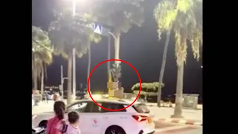 ทำไปได้ สาวกระโปรงสั้น ปีนหลังคาแท็กซี่ ร่อนโชว์ โชเฟอร์เปิดเหตุผล ต้องรีบล้าง