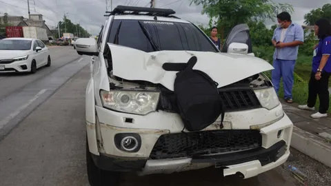 ตาพาหลาน 9 ขวบส่งโรงเรียน รถยนต์ชนตายทั้งคู่ กระเป๋าติดคาหน้ารถ