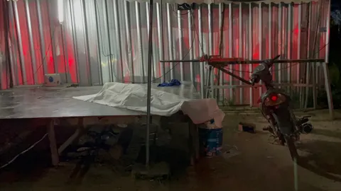 รุมฆ่าแรงงานหนุ่ม บีบคอ กดหน้าจมทราย คนงานหนีหายหมดแคมป์