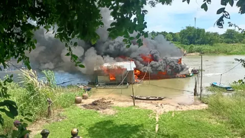 ไฟไหม้แพแม่น้ำสะแกกรังวอด 2 หลัง เจ้าของพายเรือหนี เหลือกางเกงตัวเดียว 