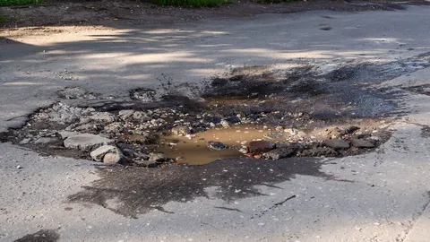 ถนนบ้านอุ่มเม่า–บ้านหนองแวง จ.ร้อยเอ็ด ชำรุดหนักเป็นหลุมบ่อ วอนหน่วยงานเข้าช่วย