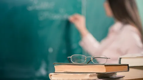 "คุรุสภา" ขึ้นแบล็กลิสต์แล้ว "นักศึกษาฝึกสอน" ไลฟ์โชว์หวิวขณะสอนนักเรียน