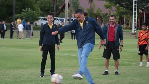 นายกฯ พร้อมดันหอมแดง 20 บาท/กก.-โชว์เตะฟุตบอลยิงประตู 3 ลูก