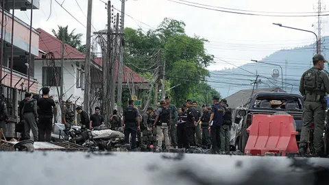 โจมตีแฟลตตำรวจ คาร์บอมบ์ 1 ศพ ขโมยรถ อบต.ซุกระเบิด! บึมสนั่นครูหญิงดับสลด (คลิป)