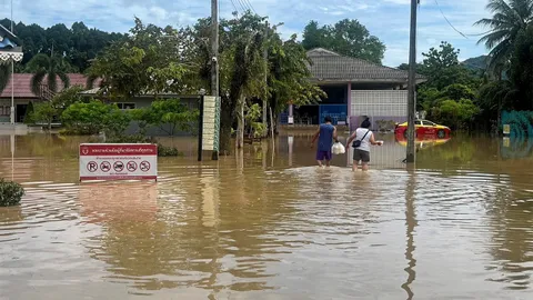 บ้านพัง-รถจม "เครื่องบิน" จอดไม่ได้ ฝนถล่ม "ภูเก็ต" (คลิป)
