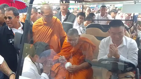 ความหวังคอหวย แห่ส่องทะเบียนรถ-เลขมงคล "หลวงปู่ศิลา" ลุ้นงวด 1/7/67