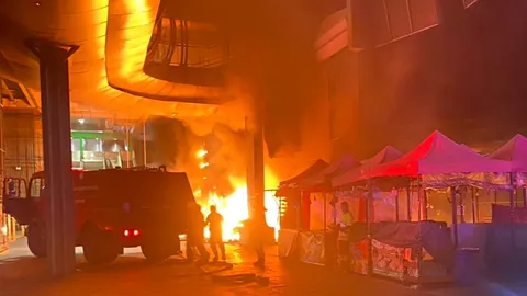 ไฟไหม้ "นาซ่าสตรีท" ใกล้แอร์พอร์ตลิงก์รามคำแหง เผาวอด 30 ร้านค้า 