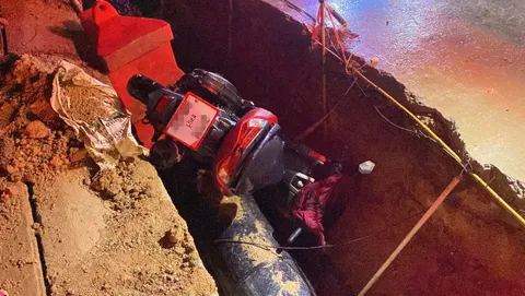 สาวไรเดอร์หวิดดับ รถตกหลุมวางท่อประปา นายกเทศมนตรีเฉ่งสุดสะเพร่า 