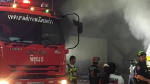 ไฟไหม้ ต้นแบบ “แทรมน้อย” เมืองขอนแก่น เสียหายหมด 3 ตู้ ตร.เร่งสืบสวนหาสาเหตุ