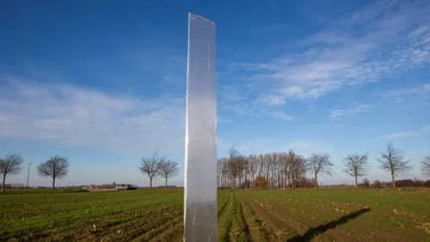 สุดอึ้ง เสาโลหะปริศนาโผล่อีกที่โคโลราโด หลัง ตร.สหรัฐฯ เพิ่งรื้อในเนวาดา (คลิป)