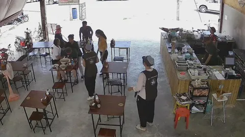 นาทีชีวิต "ลูกค้าฝรั่ง" สำลักอาหารในร้านก๋วยเตี๋ยว โชคดีเจ้าของร้านช่วยไว้ทัน