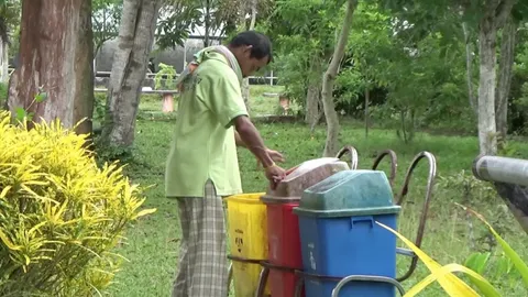 ชื่นชมหนุ่มพิการจิตใจดี อาสาช่วยงานโรงเรียน กว่า 17 ปี โดยไม่หวังสิ่งตอบแทน