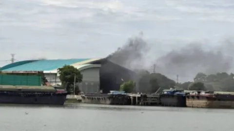 "ไหม้ระทึกเรือน้ำมัน" ขณะซ่อมคาอู่ คลอก 7 คนงาน บึมจากห้องเครื่อง