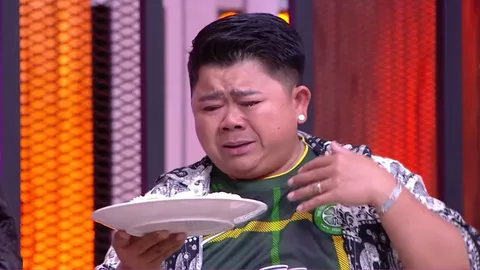 โก๊ะตี๋ น้ำตาแตกกลางรายการ เพราะขนมเค้กโบราณ ย้อนความทรงจำวัยเด็ก