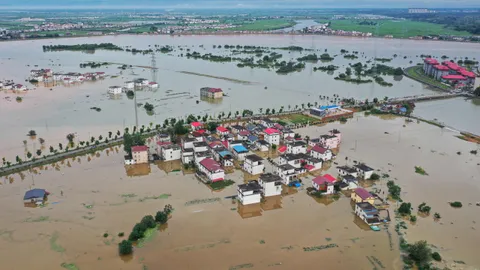 ฝนถล่มจีน อพยพประชาชนกว่า 240,000 คน