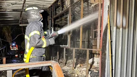 ไฟไหม้บ้านริมน้ำแม่กลอง ฝรั่งอเมริกันวัย 70 ดับปริศนา 