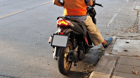 แค่ทักเรื่องไฟเลี้ยว สาวถูกวิน จยย.รับจ้าง ประเคนบาทา-หมัด กลางถนน