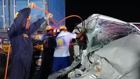 ปิกอัพมา 3 เสียหลักหมุนฟาดลูกพ่วงปลดไว้ริมถนน ดับ 2 สาหัส 1