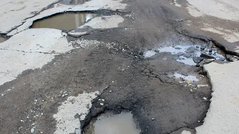 ถนนในหมู่บ้านหนองแวงใหญ่ จ.ร้อยเอ็ด เป็นหลุมเป็นบ่อ ชาวบ้านสัญจรลำบาก