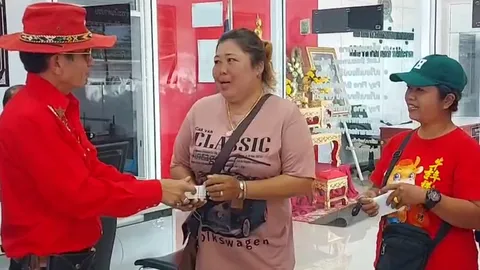 แม่ค้าทำลอตเตอรี่หาย 5 เล่ม เป็นเงินเกือบ 5 หมื่น โชคเข้าข้าง คนใจดีเก็บได้ 