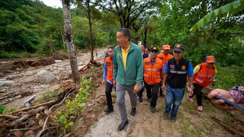 นายกฯ ลุยฝน เข้าพื้นที่ดินสไลด์ สั่งเร่งทำฟลัดเวย์-วางแผนแก้ระยะยาว