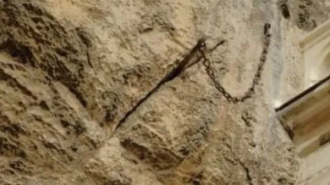 ดาบโบราณ ดูแรนดัล ในฝรั่งเศส หายปริศนา หลังปักบนหินนานกว่า 1,300 ปี