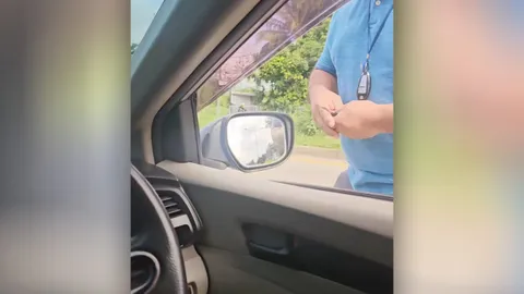 สาวผวาหนัก ขับรถไม่ชินทาง เจอหนุ่มหัวร้อนปาดหน้า-กระชากกุญแจโยนทิ้งพงหญ้า