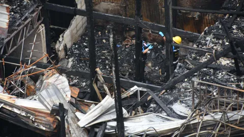 ลือเผาไล่ที่ชุมชนตรอกโพธิ์ เยาวราช ตร.ไม่เชื่อ ส่ง พฐ.หาจุดต้นเพลิง