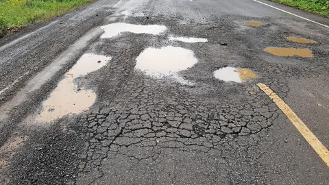 เดือดร้อน ชาวบ้านหนองนกกระทา อ.เมืองกำแพงเพชร ถนนชำรุดหลายจุด มีแต่หลุม