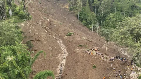 ดินถล่มบนเกาะสุลาเวสี อินโดฯ คร่า 12 ศพ สูญหาย 18 ราย
