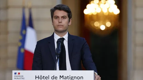 มาครงขอนายกฯ อยู่ต่อก่อน หลังการเมืองฝรั่งเศสเข้าสู่ภาวะชะงักงัน