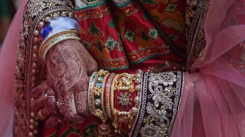 หมอสาวอินเดียแค้น แฟนหนุ่มเบี้ยวงานแต่ง ควงมีดตัดเจ้าโลกคาบ้าน