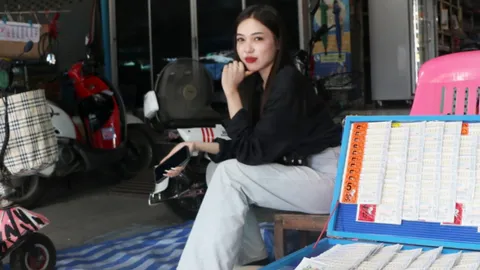 "น้องอั้ม" แม่ค้าคนสวย ขายหวยที่อ่างทอง ทำหนุ่มใจละลาย แย้มเลขเด็ดงวดนี้ (คลิป)