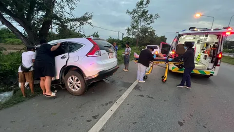 หนุ่ม 15 ขโมยรถพ่อขับไปหาแฟน รีบกลับก่อนเช้า แหกโค้งชนต้นไม้สาหัส 