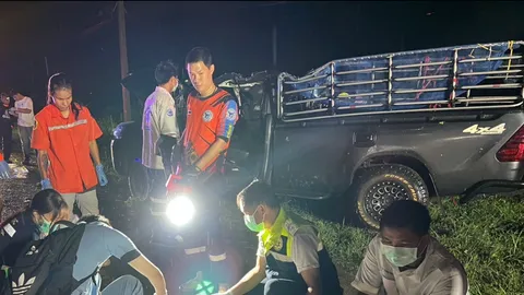 ฝนตกถนนลื่น ปิกอัพไม่เข้าโค้ง ชนเสาไฟ ดับ 2 สาหัส 1