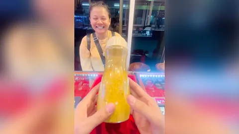 สาวช่างปิดทองสุดดีใจ เก็บเศษทองคำเปลวสะสมไว้ 10 ปี ขายได้เกือบ 7 หมื่น