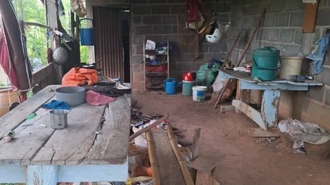 เกี่ยงกันซื้อเหล้า เดนคุกเมาโหด ฆ่าเพื่อนร่วมวง ด้ามจอบทุบ-ดับจมกองเลือด