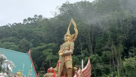 ใกล้วันหวยออก สายมูแห่ขอ "เลขเด็ด" ท้าวเวสสุวรรณทรงราหู วัดเขาช่องลม