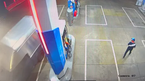 มาอีก พ่อน้องออนิว กระบะตู้ทึบถอดป้ายทะเบียน เชิดค่าน้ำมัน 1,800 