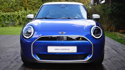 ราคาดีงาม MINI เปิดตัวรถยนต์ไฟฟ้า NEW COOPER SE 2024  