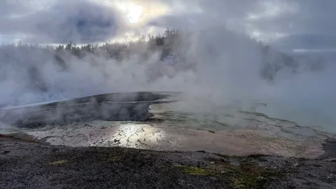 ระทึก 5 ชีวิตหนีตาย รถ SUV ตกทะเลสาบ ‘น้ำกรดร้อน’ ที่อุทยานเยลโลว์สโตน