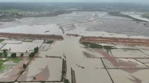 เร่งซ่อมอ่างห้วยเชียงคำแตก น้ำไหลออกหมดแล้ว ลุงวัย 67 ถูกซัดติดต้นไม้