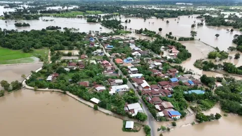 น้ำทะลักอ่างแตก จากบรบือท่วมหมู่บ้านที่วาปีปทุม กลายเป็นเกาะ