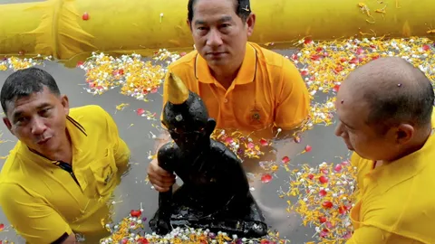 อุ้มพระดำน้ำ 