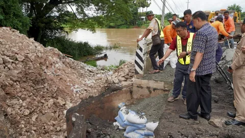 ชาวบ้านร้องเรียน คอสะพานข้ามแม่น้ำชี ตลาดธวัชดินแดง จ.ร้อยเอ็ด ถูกน้ำเซาะจนทรุด