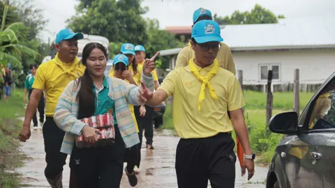 มอบของช่วยเหลือนักเรียน-ชาวบ้าน อ่างเก็บน้ำห้วยเชียงคำแตก ถนนถูกตัดขาด