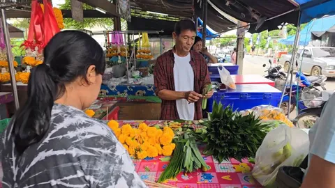 ร้านดอกไม้สดที่ตลาดหนองฉางเร่งกำดอกไม้ เพื่อเตรียมขายรับเทศกาลเข้าพรรษาปี 67