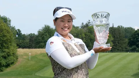 สุดยอด "โปรพราว" บี้หลุมสุดท้าย คว้าแชมป์กอล์ฟ LPGA คนที่ 3 ของไทยปีนี้